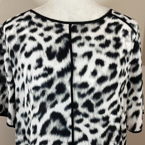 Chico’s asymmetrical hem blouse - Picture 2 of 9